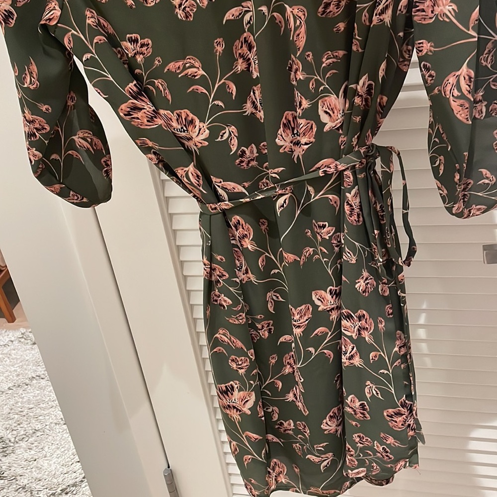 Small green dress with pink flowers - flattering fit! - Picture 5 of 5